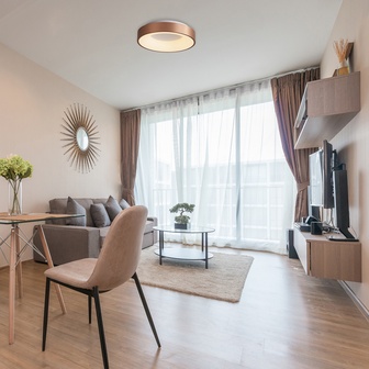 Moderne Plafonjere: Elegancija i Funkcionalnost za Vašu Dnevnu i Radnu Sobu